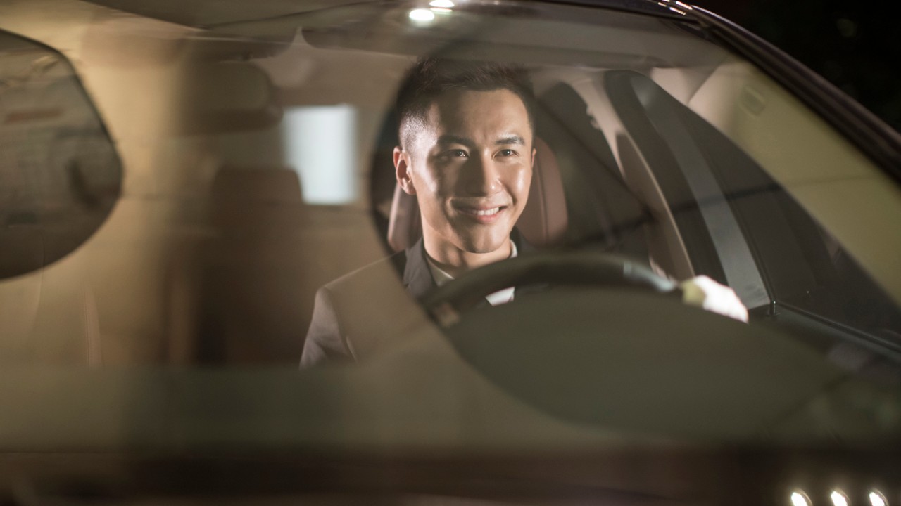 A man drives; Image used for HSBC free parking at international airports page.