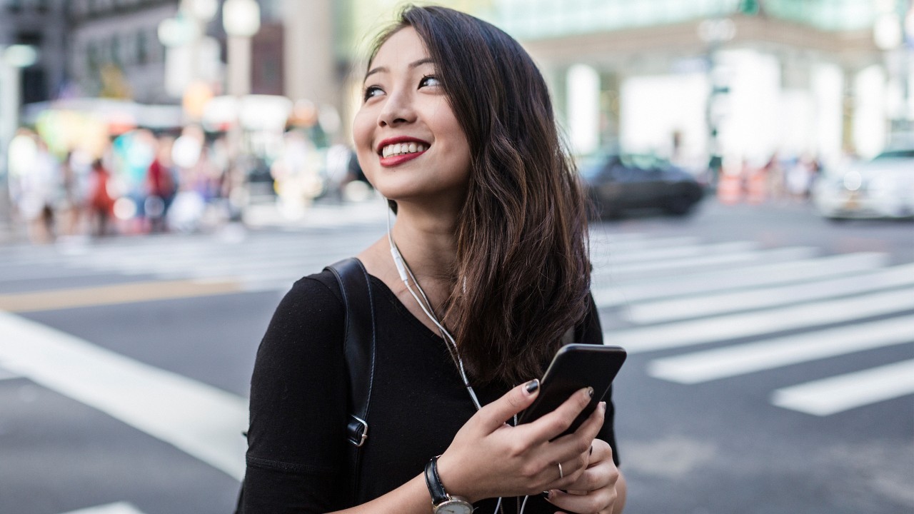 A young woman is preparing to invest; image used for Investment risk tolerance page.