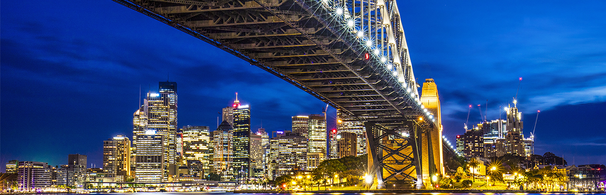 A night-view of city bridge; image used for HSBC Taiwan recurrent foreign exchange service page.