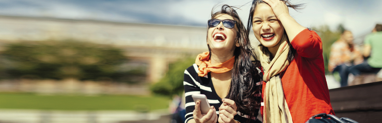 2 young girls are should to should laughing together, imaged used for HSBC Taiwan HSBC Cashback Signature Card page.