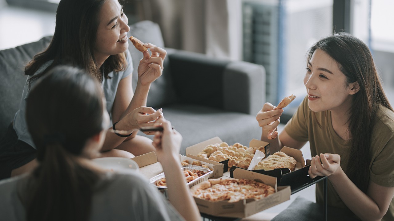 3 girls are having pizza together; imaged used for HSBC Taiwan HSBC Cashback Titanium Credit Card page.